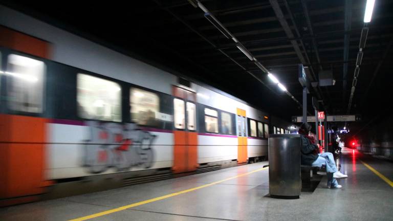 Un tren en la estación Clot-Aragó. Foto: ACN