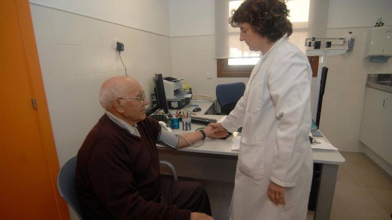 Una doctora pren la tensió a una persona gran, a la Fatarella. Foto: Joan Revillas