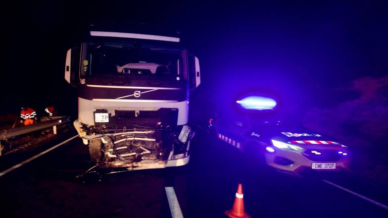 El camión implicado en el accidente mortal de Batea de este martes. Foto: Joan Revillas