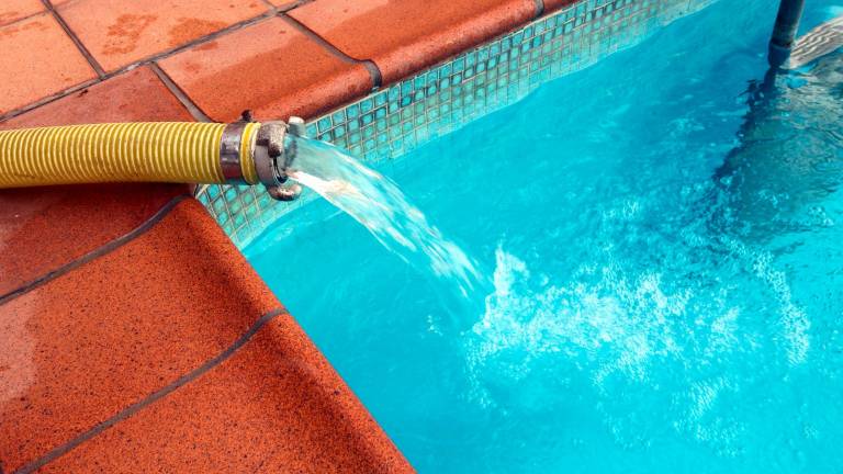 Detalle de una piscina rellenándose. Foto: ACN