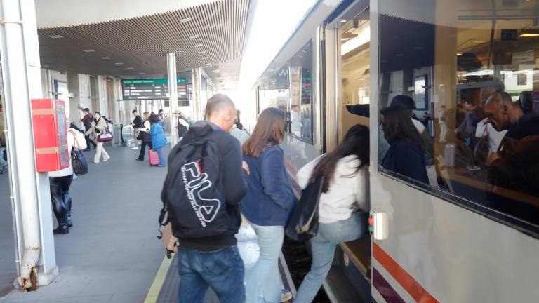 Los usuarios de la estación de Tarragona. foto: PERE FERRÉ