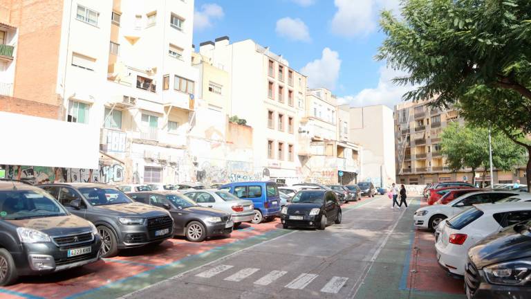El área tarifada de la Riera Miró desaparecerá cuando se ejecute la promoción inmobiliaria de La Hispània. Foto: Alba mariné