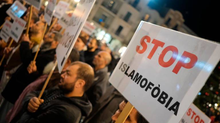 $!Manifetsantes, mostrando carteles de apoyo y de ‘stop islamofobia’. FOTO: Fabián Acidres