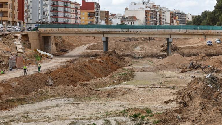 El «infierno real de destrucción, muerte y finalmente oscuridad» que vivió la provincia de Valencia el 29 de octubre, cuando las inundaciones por la dana dejaron 224 fallecidos, 3 desaparecidos y cientos de miles de afectados, cumple cuatro meses este sábado, con la investigación judicial sobre la gestión de la catástrofe avanzando. En la imagen dos operarios trabajando en el barranco del Poyo a su paso por la Paiporta. Foto: Cedida