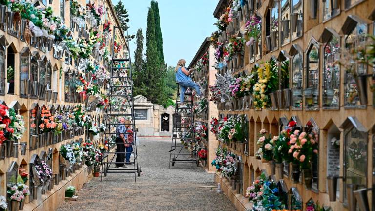 La gran afluencia de visitantes al Cementiri se ha mantenido durante toda esta semana. foto: alfredo gonzález