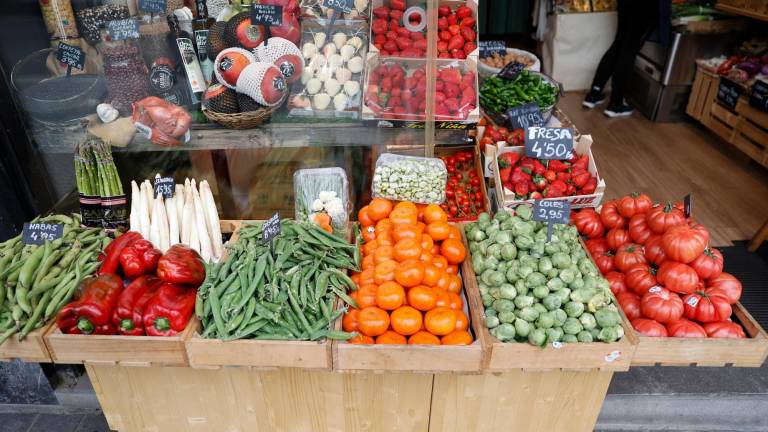 Verduras y frutas con sus precios este martes en Bilbao. La inflación en España subió en febrero al 6 % interanual, una décima más que el mes anterior y una menos de lo adelantado por el INE. Foto: EFE