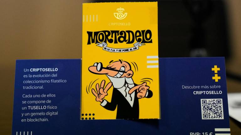 El criptosello con la imagen de Mortadelo consta de una parte física que es franqueable y otra digital. FOTO: EFE