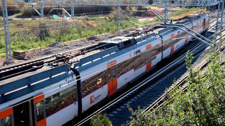 Visión cenital de un tren de Rodalies parado junto a la estación de Castellbisbal. Foto: ACN