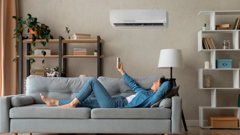 Sobrellevar el calor gracias al aire acondcionado es posible sin un coste elevado si se siguen unos consejos. Foto: Getty Images
