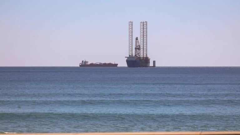 La plataforma Noble Resolve, vista desde Tarragona. Foto: Àngel Ullate
