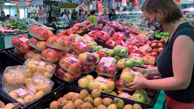 Las patatas, los tomates, los pimientos o las cebollas son productos por los que ahora hay que pagar entre un 8% y un 10% más. Foto: EFE