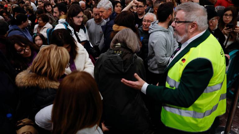 Pasajeros reciben información sobre la circulación de los trenes en la estación de Sants de Barcelona, después de que la línea del alta velocidad quedara completamente cortada el sábado 8 de marzo. Foto: EFE
