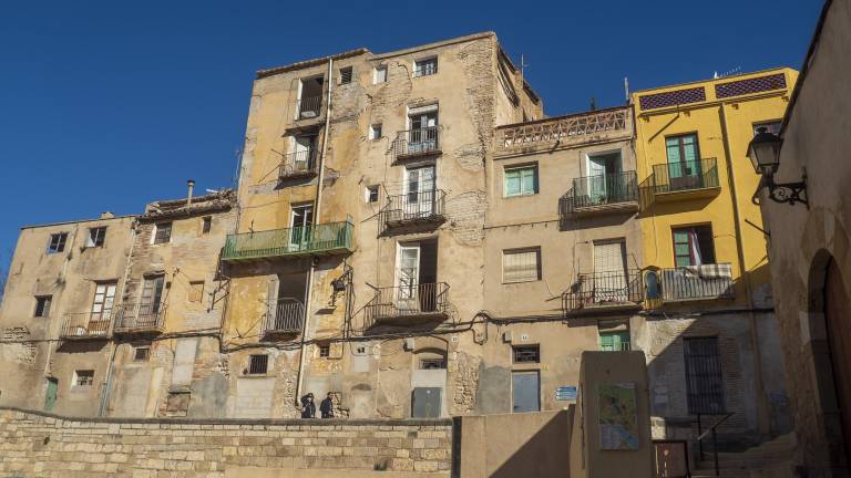 Cases que s’expropiaran, a la part superior de la plaça de l’Absis. &nbsp;foto: Joan Revillas