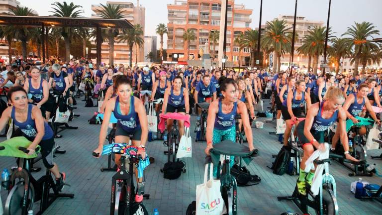 250 bicis se instalaron en la plaza de les Comunitats Autònomes de Salou en la primera Master Class de Ciclo Indoor. foto: Alba Mariné