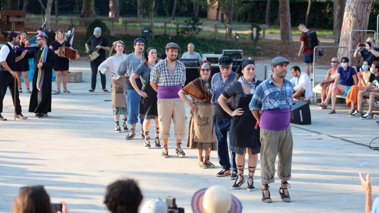 El ball parlat Vileros i Mariners se celebró el año pasado en el Parc del Pinaret, con medidas de seguridad. FOTO: Alba Mariné