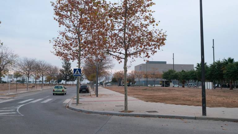 El solar de Mas Iglesias en el que se levantarán viviendas se localiza en el entorno de la Biblioteca Pere Anguera. Foto: Fabián Acidres