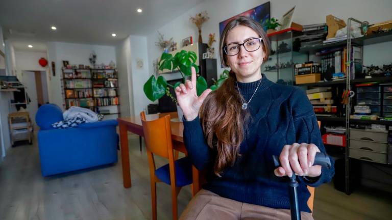 Yaiza Páez, en su casa de Tarragona, hace el gesto de la lucha contra la esclerosis lateral amiotrófica (ELA). Foto: Marc Bosch
