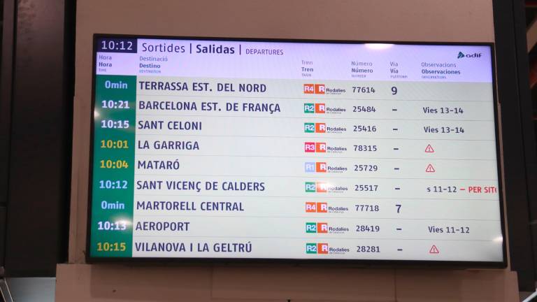 Una de las pantallas de la estación de Sants anunciando trenes de Rodalies con incidencias. Foto: ACN