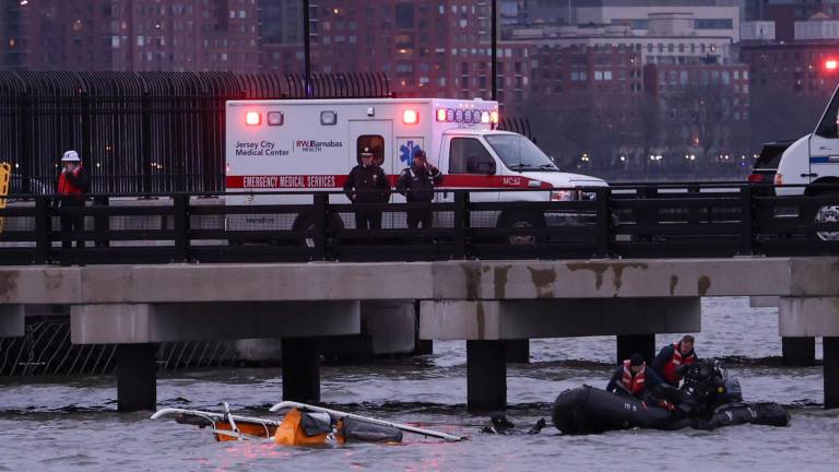 El accidente movilizó a buzos del cuerpo de bomberos, así como de la Policía de Nueva York y de Nueva Jersey, que sacaron del agua los cadáveres. Foto: EFE