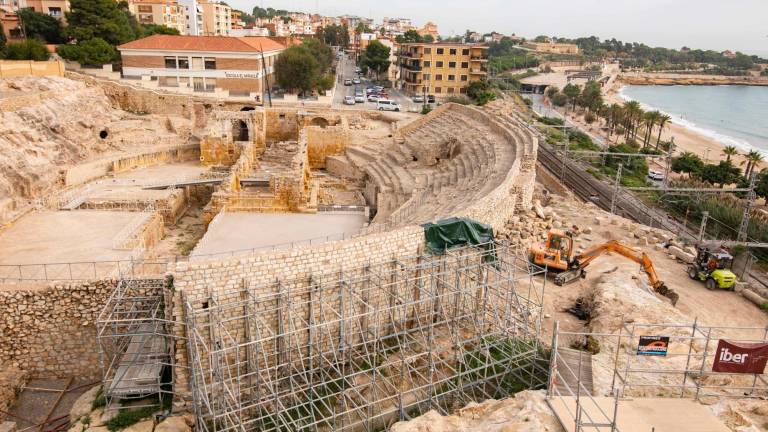 Una máquina excavadora inicia el derribo de la grada reconstruida del Amfiteatre
