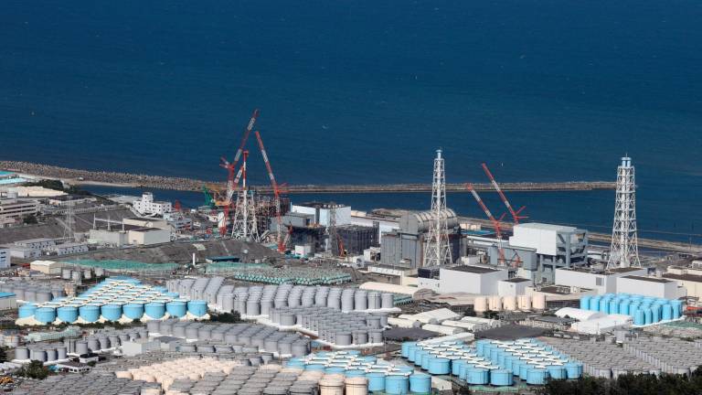 Una imagen aérea de la central nuclear de Fukushima y sus tanques conteniendo agua radiactiva. Foto: EFE