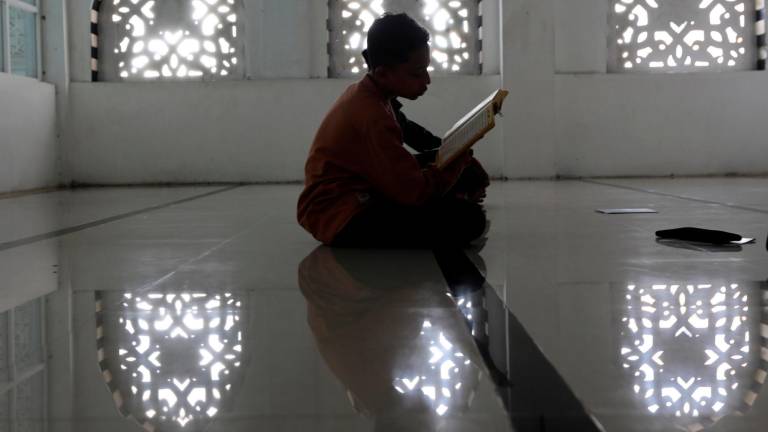 Un joven leyendo el Corán en Indonesia. Foto: EFE