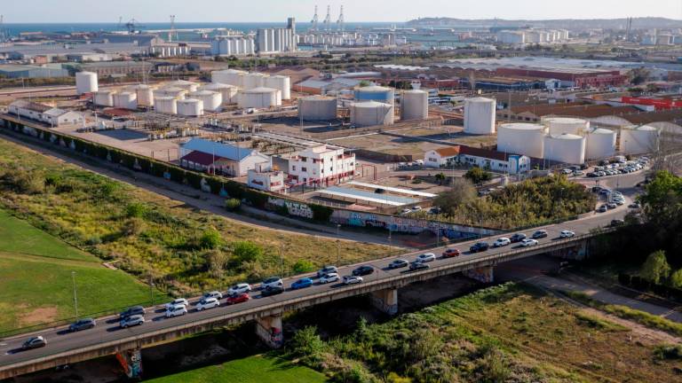 Una de las claves del nuevo POUM pasa por el traslado de la CLH. foto: marc bosch