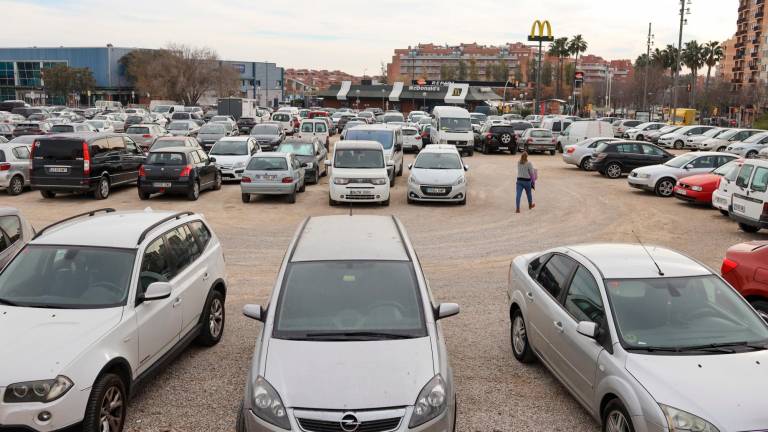 El aparcamiento del Pi del Burgar, con 200 plazas, es el segundo más grande de Reus, que pasará de 8 a 12 o 13 superficies de este tipo. Foto: Alba Mariné