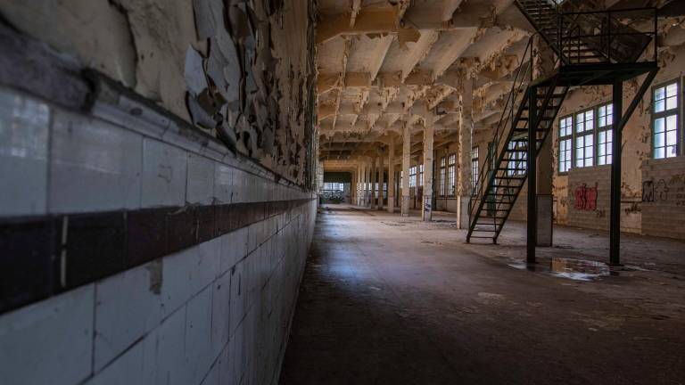 Imnagen de una de las alas de edificio principal de la Tabacalera, que está vacía desde el año 2007. Foto: Àngel Ullate