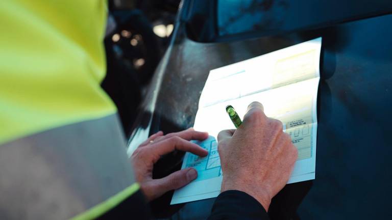 Un agente escribiendo la denuncia. Foto: Mossos d’Esquadra
