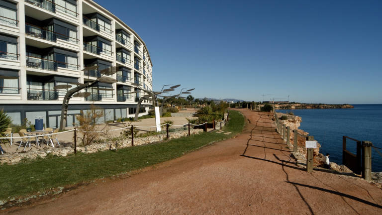 L’hotel es troba davant del mar al costat de la platja de Cap Roig i per on passa el GR-92. FOTO: JOAN REVILLAS