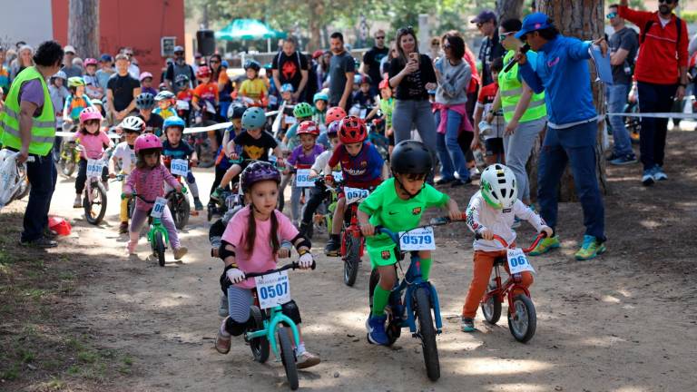 La carrera Kids contó con decenas de participantes que pedalearon por el Parc del Pinaret. foto: alba mariné