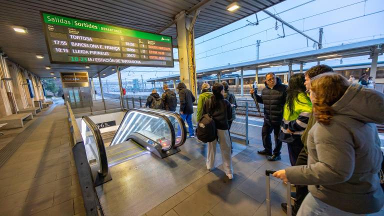 Usuarios en la estación de tren de Tarragona. Foto: Marc Bosch