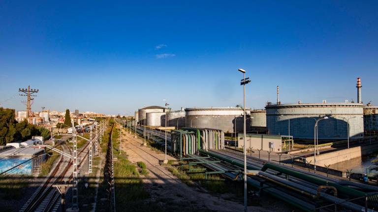 Finaliza el vaciado del depósito de Asesa que sufrió la fuga de nafta en Tarragona