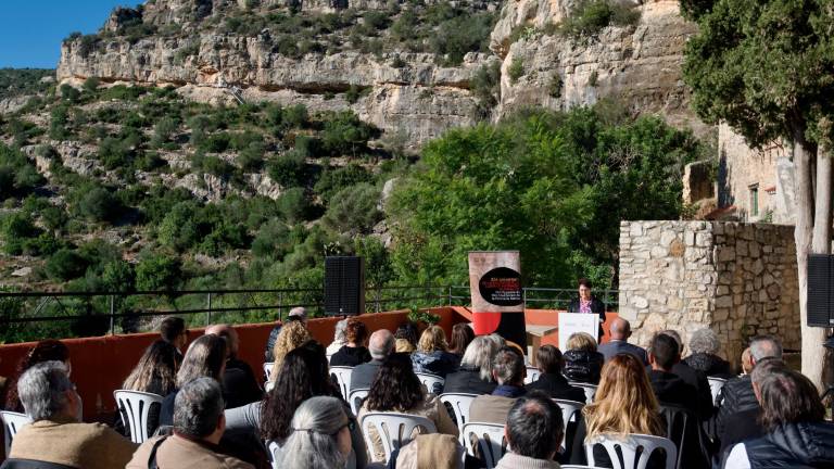 Acte de celebració d’aquest dissabte a l’Ermita de la Pietat. Al fons es troben els Abrics, a la Serra de Godall. Foto: J. Revillas