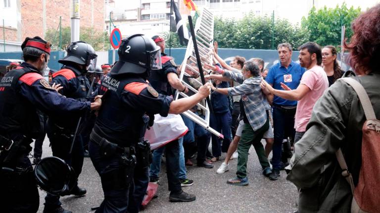 Los Mossos, actuando durante la protesta. Foto: ACN