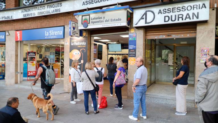 Varias personas haciendo cola ayer por la mañana para comprar décimos en La Pastoreta, que vendió el primer premio en 2020. Foto: Alba Mariné