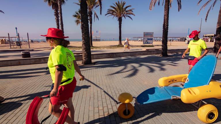 Los socorristas de Salou con una silla amfibia para dejarla lista por si alguien la solicita. FOTO: Àngel Ullate