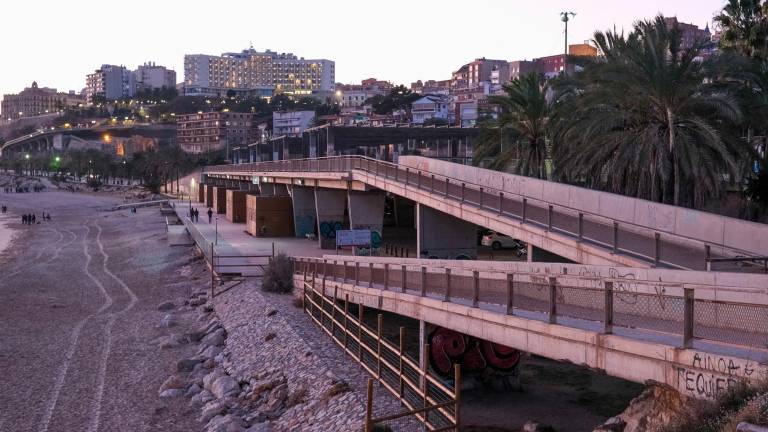 La plataforma de la playa del Miracle, en una imagen del 2022. Llevaba cerrada desde el 3 de junio de 2013. FOTO: DT / FABIÁN ACIDRES