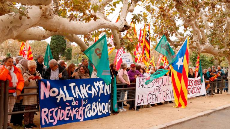Concentració davant del Parlament dels sindicats d’una residència de gent gran de Reus. Foto: ACN