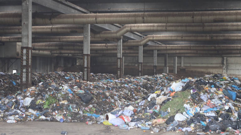 Acumulació de residus a la planta del Centre de Gestió.FOTO: ALBA MARINÉ