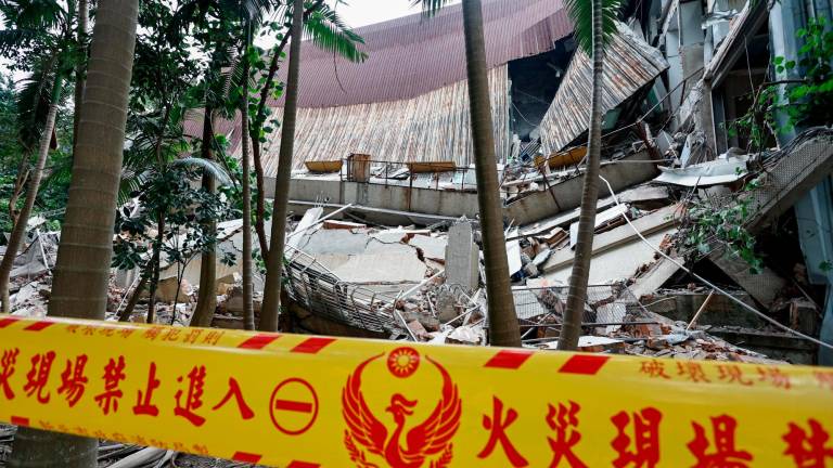 Una fábrica tras derrumbarse como consecuencia del terremoto. Foto: EFE / Military News Agency ROC