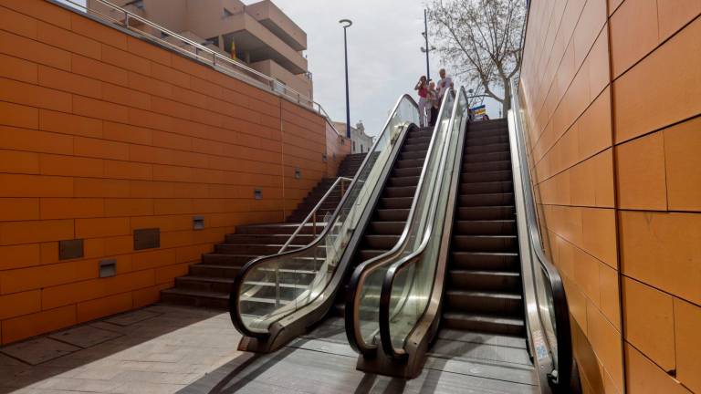 Las escaleras del paso soterrado de la Plaça dels Carros tampoco funcionan casi nunca. Foto: Marc Bosch
