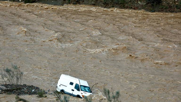 Una furgoneta es arrastrada por la corriente del río Campanillas, en Almogía, provincia de Málaga, España. Foto: EFE