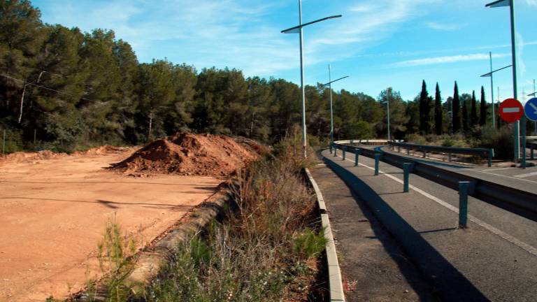 Terreno de la estación del Camp de Tarragona, donde Adif comenzó a construir un aparcamiento provisional. Foto: ACN