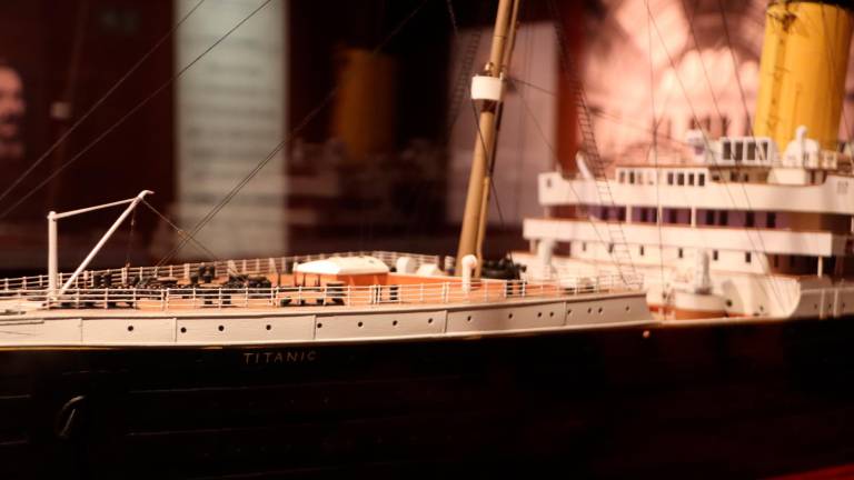 Recreación de las escaleras del Titanic para la exposición. Foto: ACN