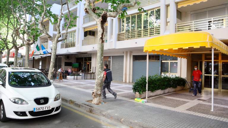 El piso está ubicado en el número 2 de la calle París, perpendicular al paseo Jaume I de Salou. foto: alba marinñe