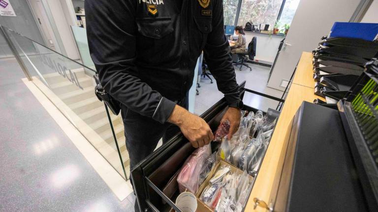 Uno de los armarios de la comisaría de la Policía Local donde se guardan artículos perdidos. Foto: Àngel Ullate
