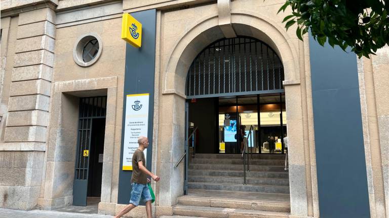 La oficina central de Correos en Reus está en la plaza de La Llibertat. Foto: Alfredo González