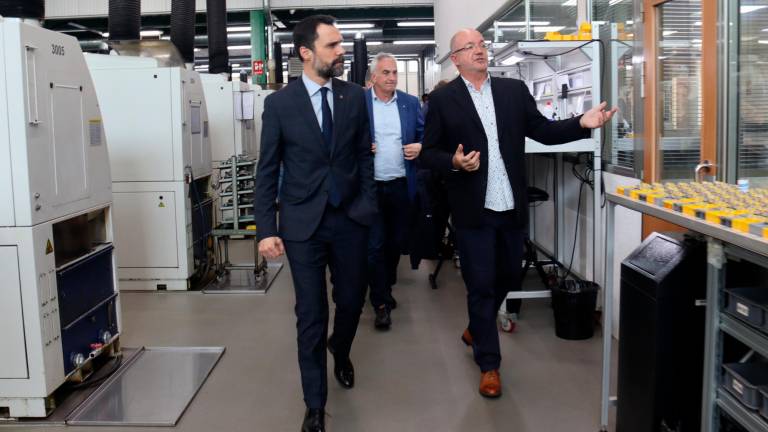 El conseller Roger Torrent visitando las instalaciones de Industrias Preciber en Reus. Foto: Neus Bertola/ACN